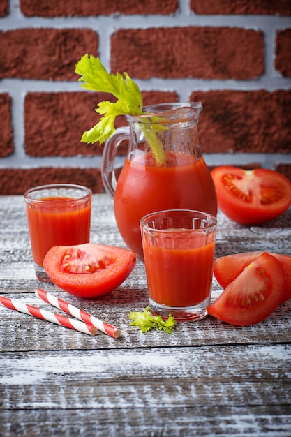 Suco de tomate fresco. Foco seletivo