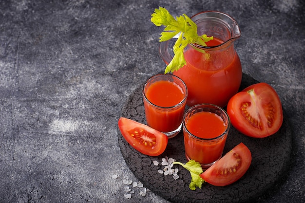 Suco de tomate fresco. Foco seletivo