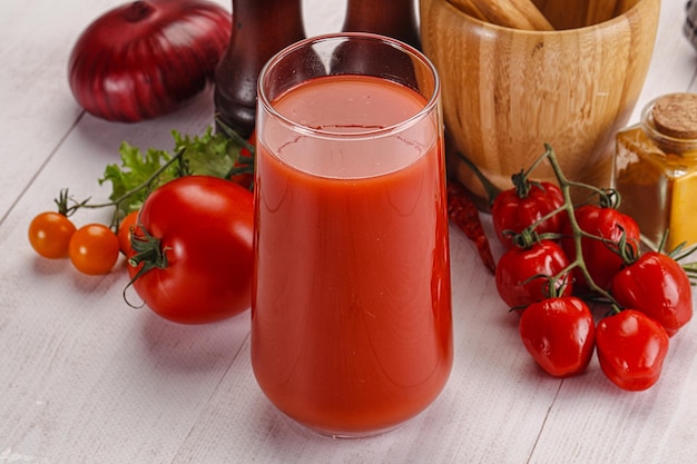 Suco de tomate fresco no copo