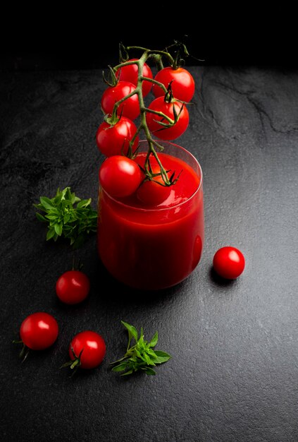 Suco de tomate fresco.