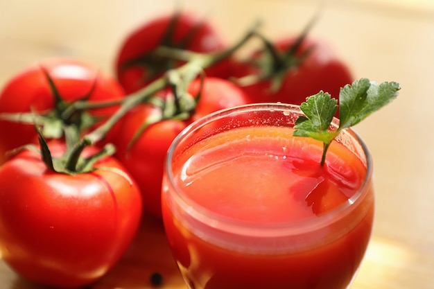Suco de tomate na luz da manhã