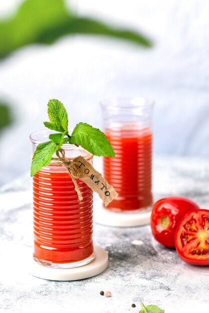 Suco de tomate saudável com fatias de tomate