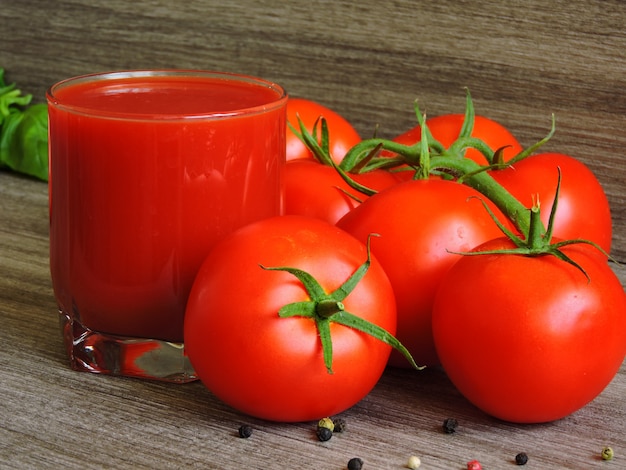 Suco de tomate, tomate em um galho, manjericão, mistura de pimentão.