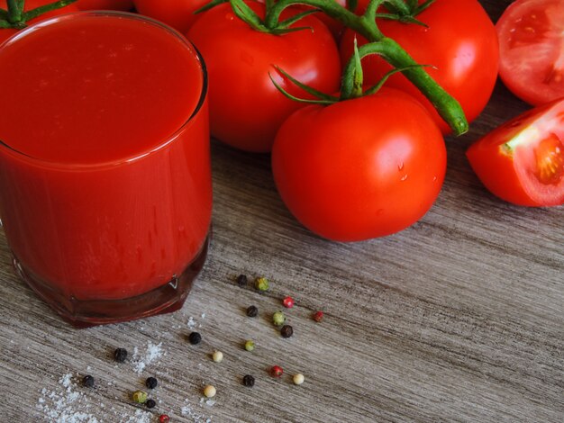 Suco de tomate, tomate fresco e especiarias.
