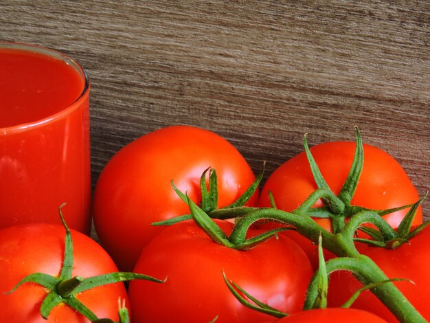 Suco de tomate, tomate fresco e especiarias.