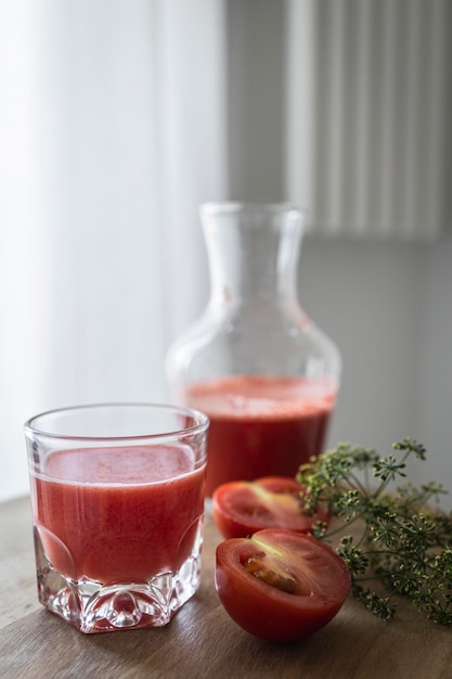 Suco de tomate vermelho feito na hora e caseiro Café da manhã ou bebida saudável à base de tomate