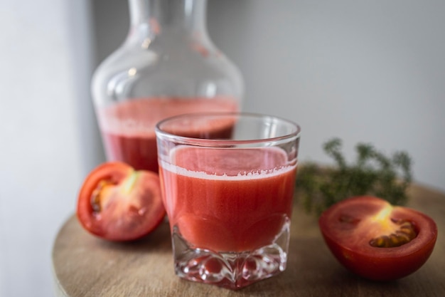 Suco de tomate vermelho feito na hora e caseiro Café da manhã ou bebida saudável à base de tomate