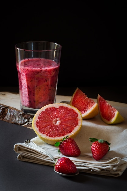 Foto suco de toranja e morangos