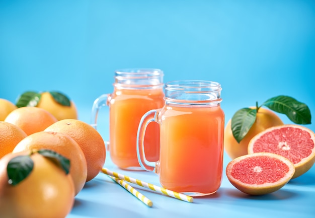 Suco de toranja em um azul. Foco seletivo.