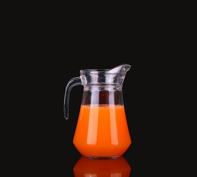 Suco de toranja em um jarro em preto