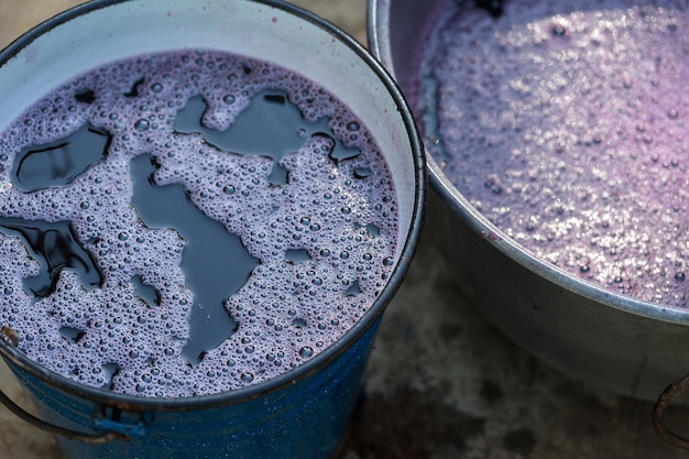 Suco de uva de perto durante a colheita de outono. Técnica antiga e tradicional de vinificação