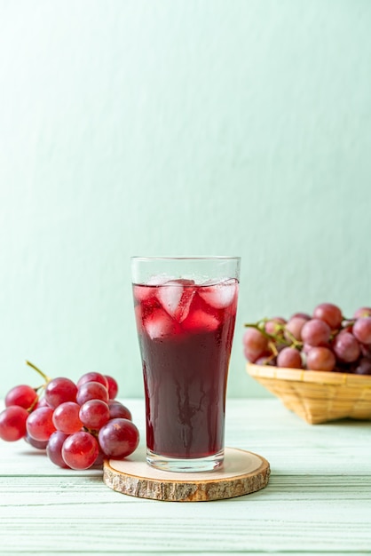 suco de uva fresco com cubos de gelo