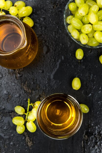 Suco de uva fresco feito em uma laje de ardósia closeup tiro foco seletivo