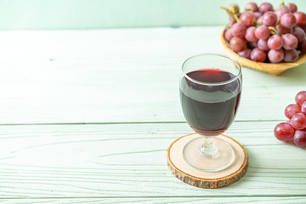 Suco de uva fresco na mesa de madeira