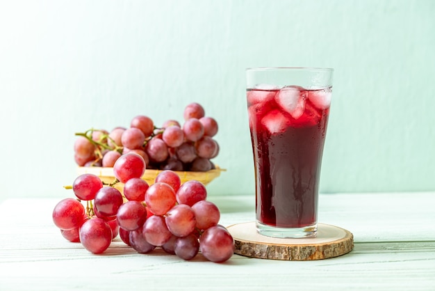 suco de uva fresco na mesa de madeira