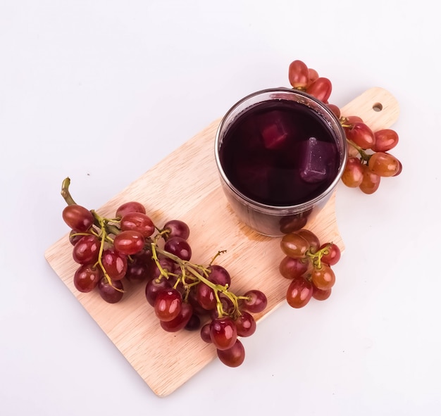 Foto suco de uva vermelha com frutas frescas