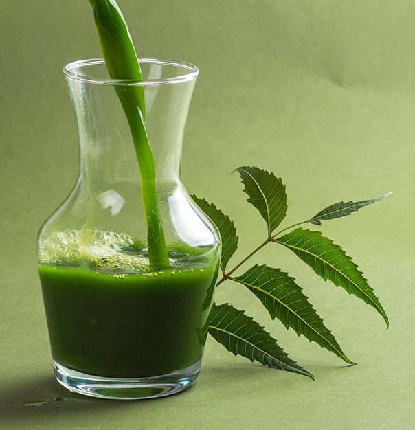 Suco e folhas de Neem medicinal