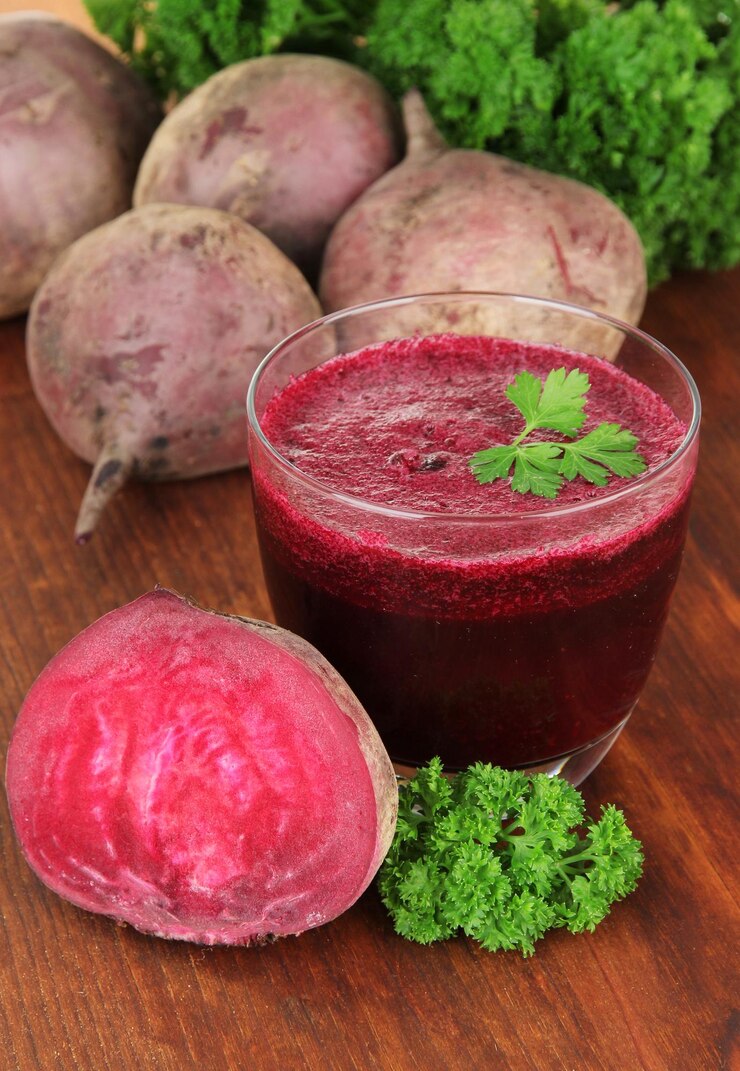 Foto suco fresco de beterraba em close-up de mesa