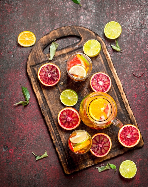 Suco fresco de frutas cítricas.