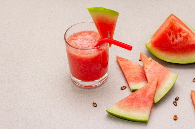 Suco fresco de melancia, batido, coquetel. Conceito de comida saudável de sobremesa doce verão