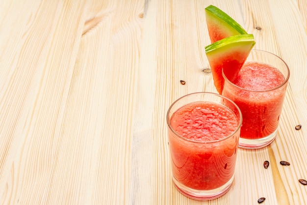 Suco fresco de melancia, batido, coquetel. Conceito de comida saudável de sobremesa doce verão