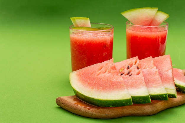 Suco fresco de melancia, batido, coquetel. Conceito de comida saudável de sobremesa doce verão