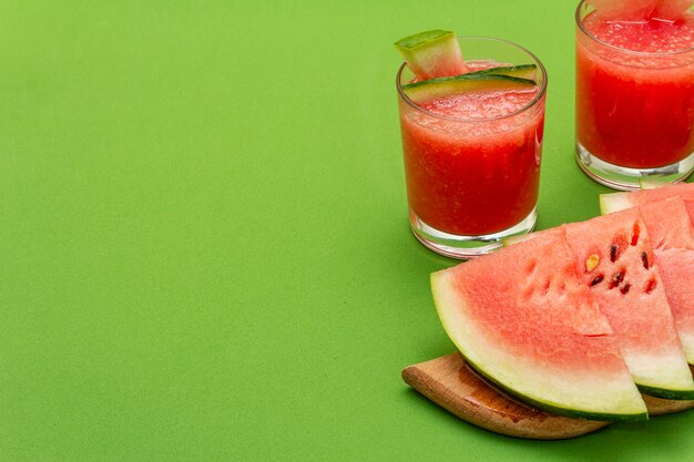 Foto suco fresco de melancia, batido, coquetel. conceito de comida saudável de sobremesa doce verão