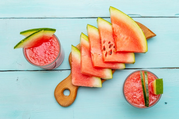 Suco fresco de melancia, batido, coquetel. Sobremesa doce de verão, fatias na tábua de madeira