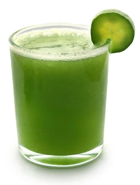 Foto suco fresco de pepino verde sobre fundo branco