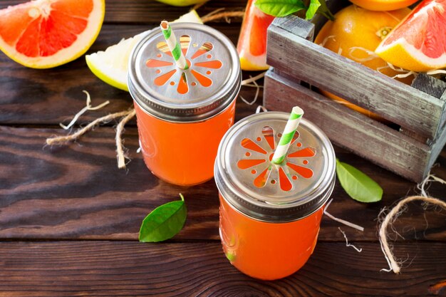 Suco fresco de uma suculenta toranja em uma mesa de madeira