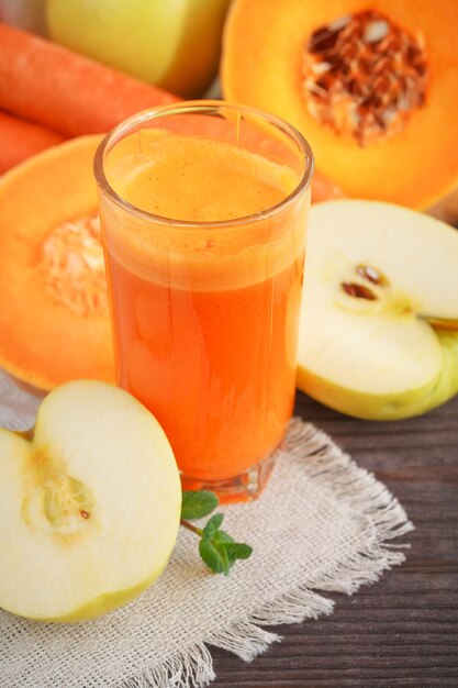 Suco fresco, mistura de frutas e vegetais em uma mesa de madeira