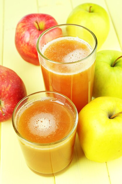 Foto suco fresco saudável de maçãs close-up