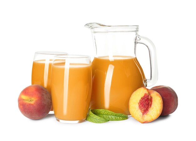 Suco natural de pêssego feito na hora em fundo branco