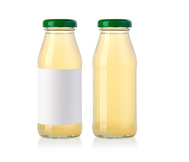 Suco numa garrafa de vidro isolada com um rótulo vazio e sem caminho de recorte