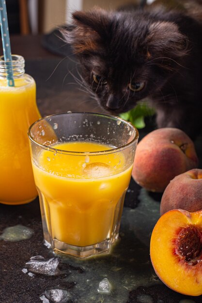 Suco pêssego frutas pêssegos bebida bebida refeição fresca lanche na mesa cópia espaço alimentos fundo