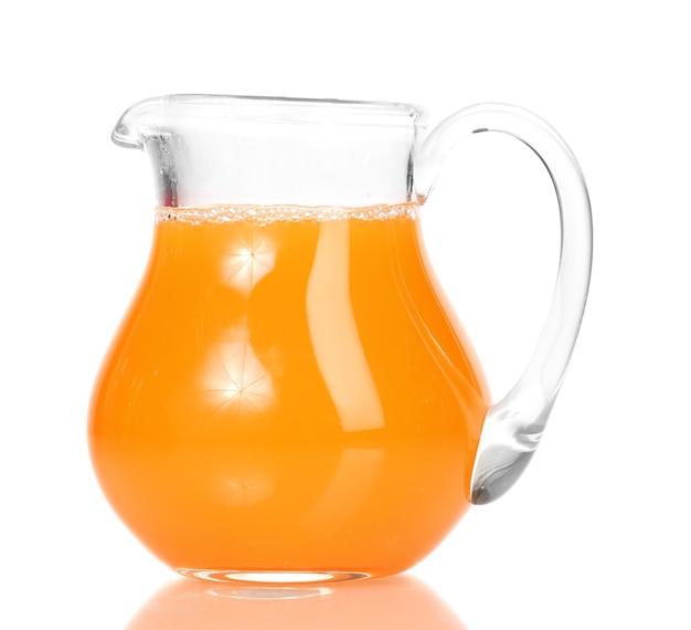 Suco tropical em jarra de vidro isolada em branco