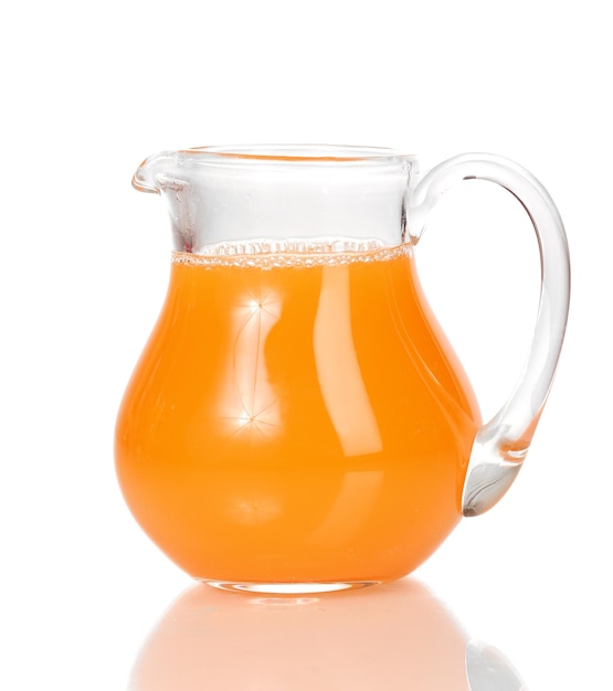 Suco tropical em jarro de vidro isolado em branco