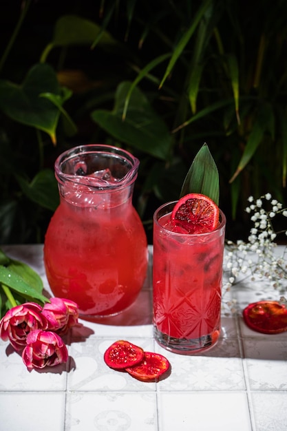 Suco vermelho e coquetel de Cape Cod em uma mesa branca coquetel de vodka com suco de toranja