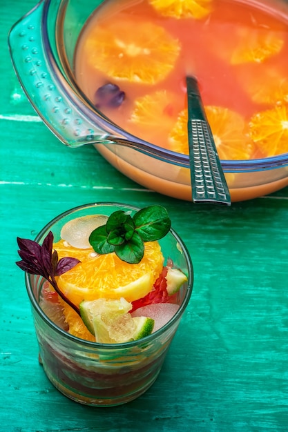 Sucos de frutas tropicais frescas