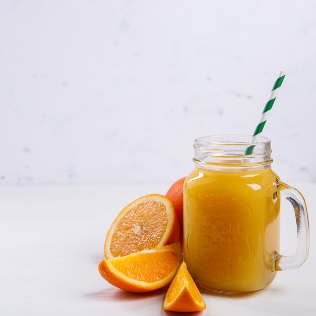 Sucos de laranja e Citrus. Bebida de festa de verão.