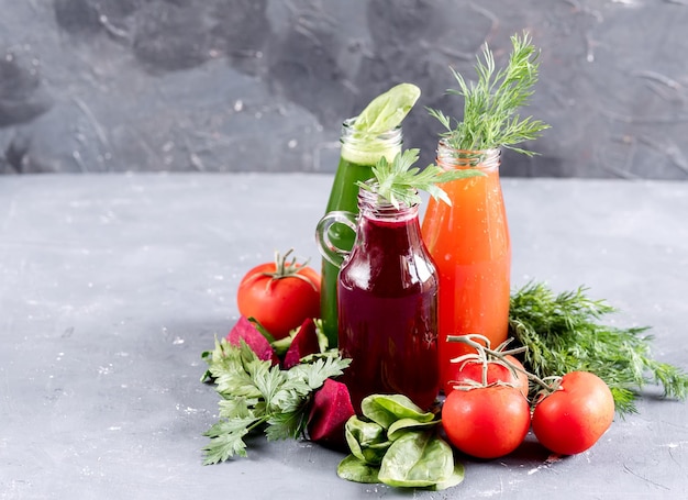 Sucos de vegetais espremidos na hora Suco de desintoxicação Suco de tomate Suco de beterraba Suco de espinafre salsa