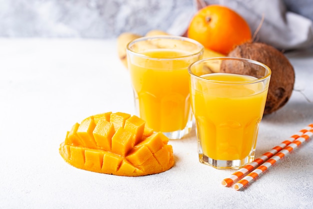 Sucos frescos de frutas tropicais misturados