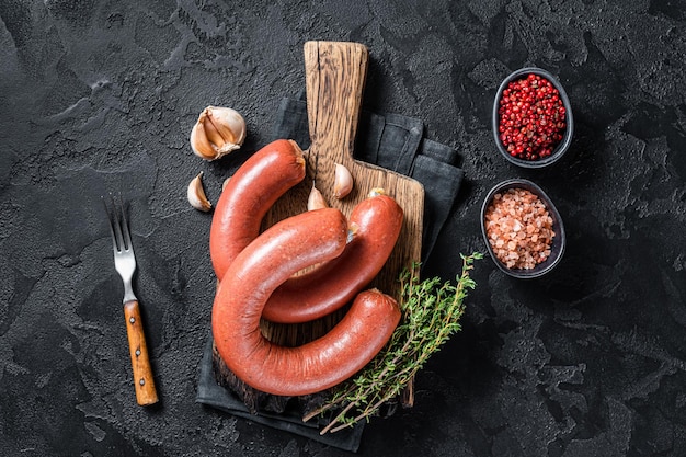 Sucuk Fleischwurst, Sujuk würzige Trockenwurst. Schwarzer Hintergrund. Ansicht von oben.