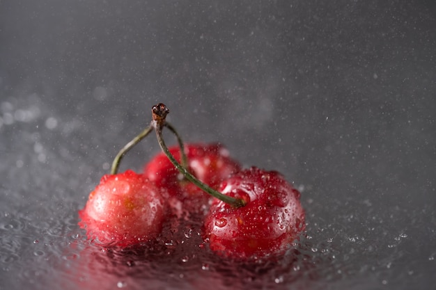 Suculenta cereja doce com salpicos, cair na água