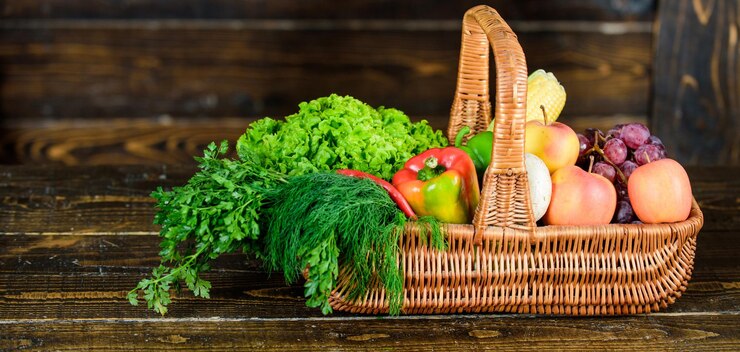 Foto suculenta e doce vitamina sazonal alimentos orgânicos e naturais feliz dia das bruxas compras no supermercado cesta de festival de colheita de produtos saudáveis com frutas e legumes úteis colheita de outono rica