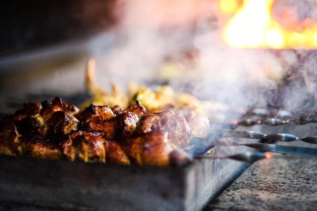 Suculentas fatias de carne preparadas no fogo