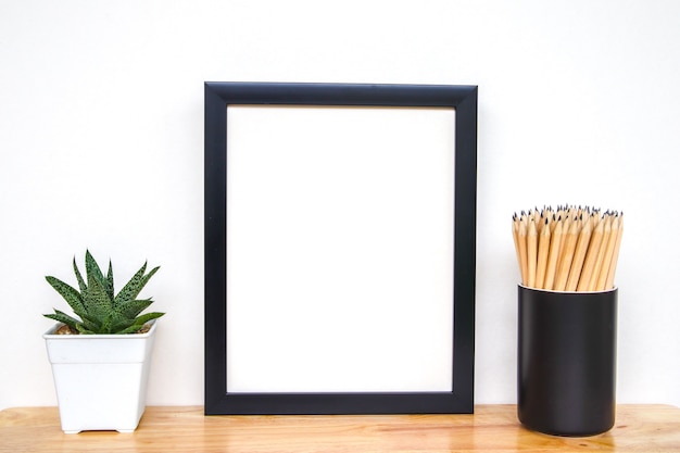 Foto suculentas ou cactus em vasos de concretos sobre fundo branco na prateleira e simulado foto de quadro