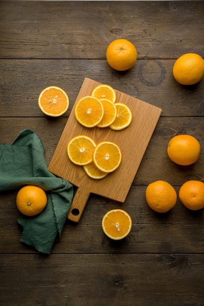 Suculentas vitaminas laranjas frescas em uma placa de madeira para alimentos fundo vertical vista superior