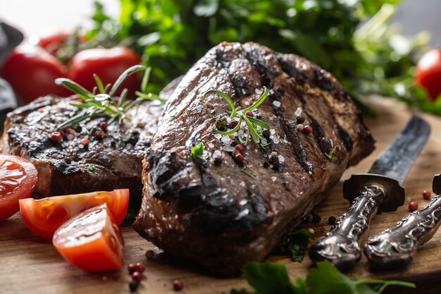 Suculento bife de olho de costela com ervas, tomate, sal e especiarias.