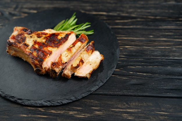 Suculento pedaço de carne frita